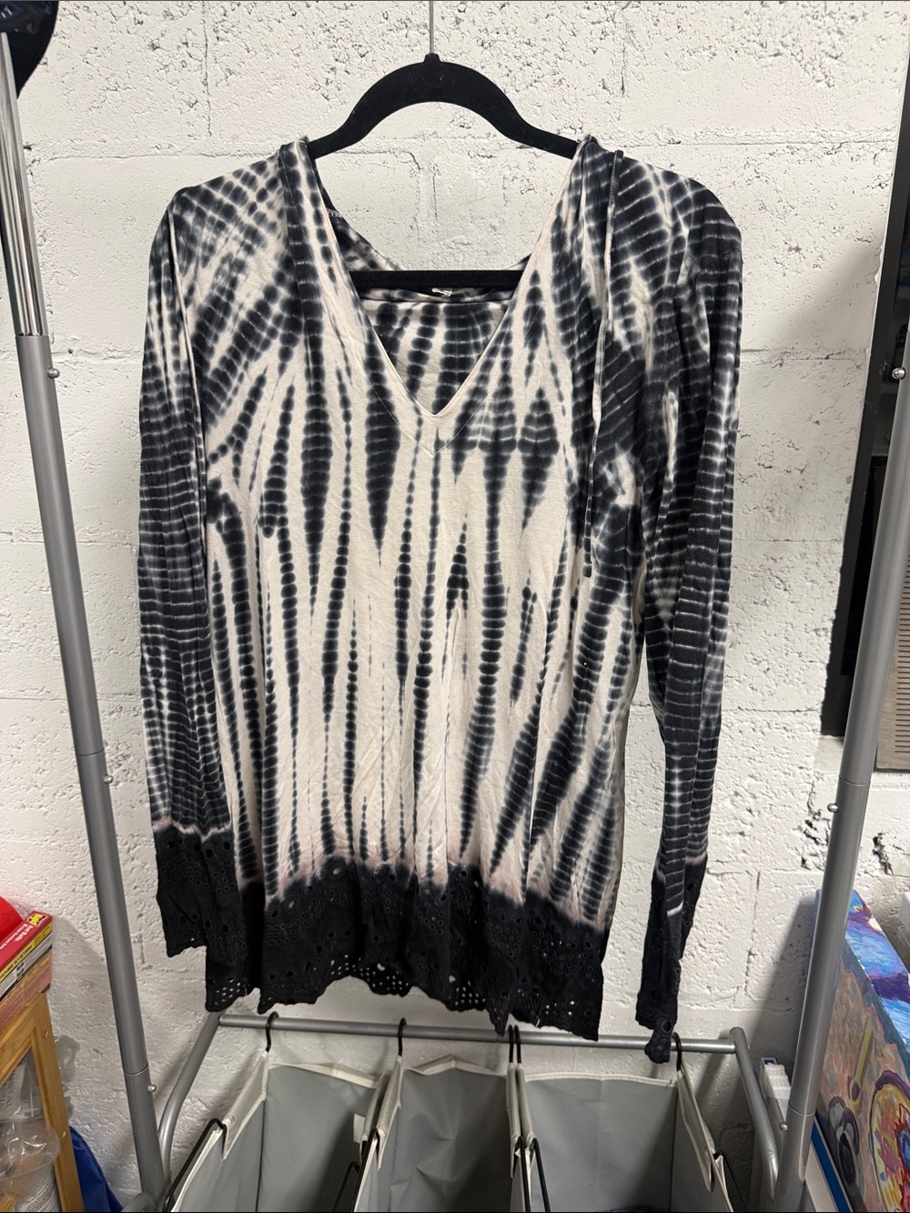 PJ SALVAGE V-Neck Tie-Dye Long Sleeve Top Black & White Lace Trim Hooded - Large